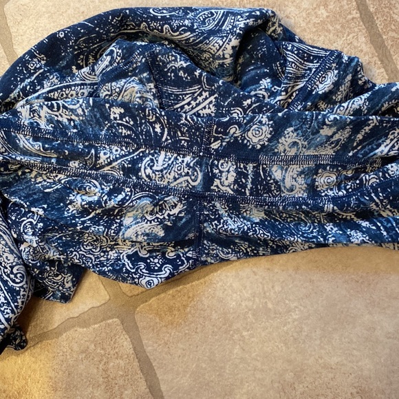Lululemon 28” aligns paisley print - Picture 6 of 6